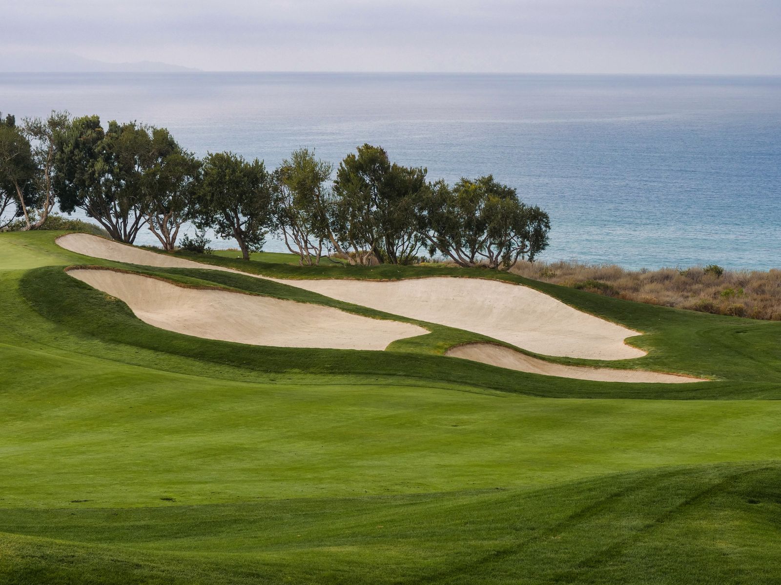 Upravené golfové hřiště v přímořské krajině